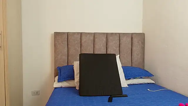 karina lewis  online show from 03-05-25, 04:13