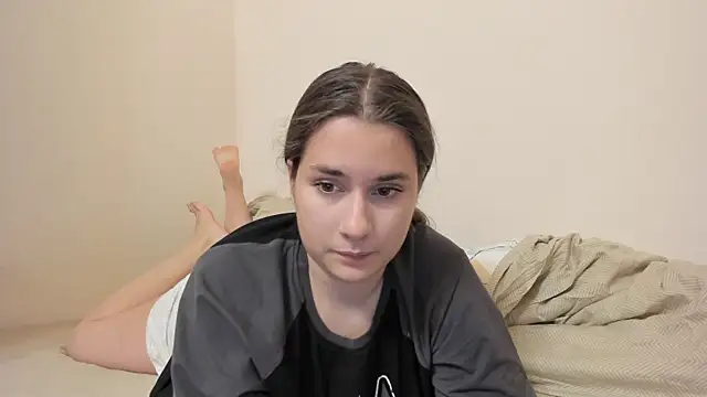 Snapshot of LunaWines chatting on 10-04-25, 08:51 LunaWines online show from 10-04-25, 08:51