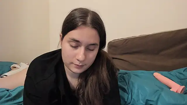 Snapshot of LunaWines chatting on 10-11-25, 09:02 LunaWines online show from 10-11-25, 09:02