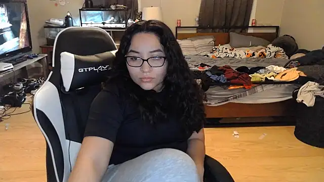 Snapshot of Elliewgfs chatting on 12-15-24, 01:13 Elliewgfs online show from 12-15-24, 01:13