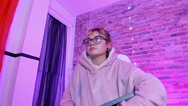 Snapshot of Sweet_Namii chatting on 01-16-25, 09:05 Sweet Namii online show from 01-16-25, 09:05