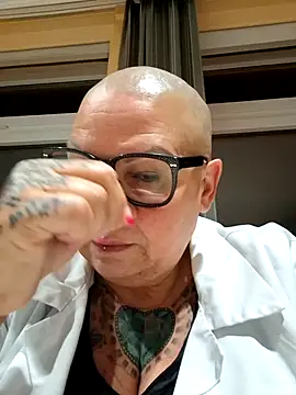 Snapshot of gepiercte_nippel chatting on 04-15-26, 10:10 gepiercte nippel online show from 04-15-26, 10:10