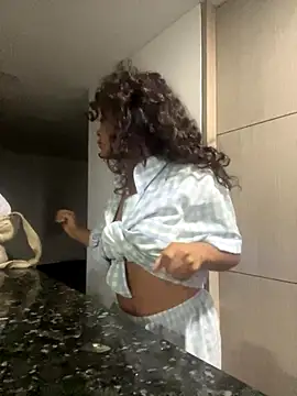 Snapshot of Marie_Rose chatting on 12-18-25, 06:08 Marie Rose online show from 12-18-25, 06:08