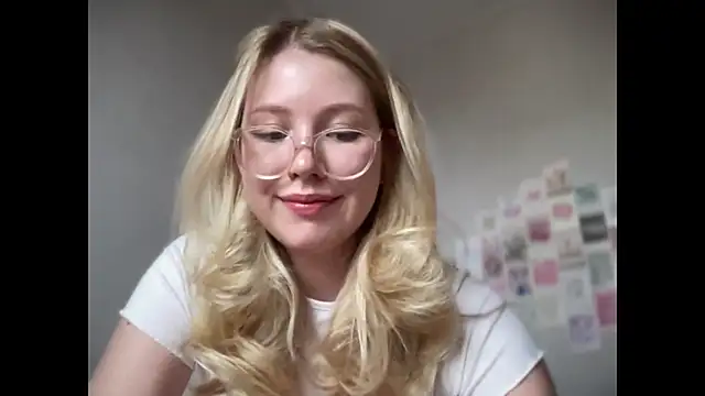 Snapshot of HoneyAudrey chatting on 09-29-25, 02:49 HoneyAudrey online show from 09-29-25, 02:49