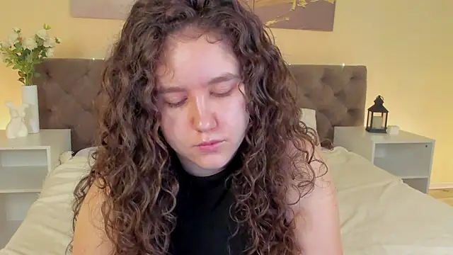 Snapshot of Ariella_Sol chatting on 06-18-26, 01:06 Ariella Sol online show from 06-18-26, 01:06