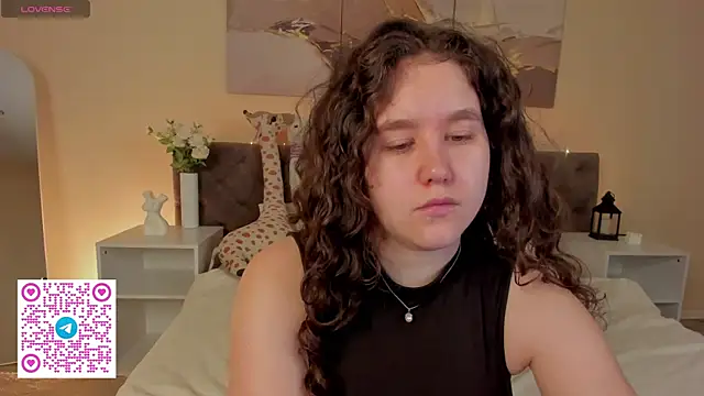 Snapshot of Ariella_Sol chatting on 06-25-26, 01:27 Ariella Sol online show from 06-25-26, 01:27