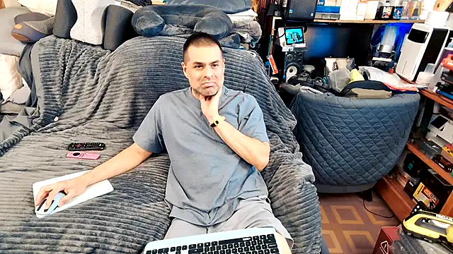 Snapshot of ClampMaster chatting on 10-10-25, 03:27 ClampMaster online show from 10-10-25, 03:27