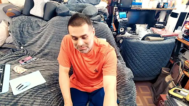 Snapshot of ClampMaster chatting on 10-11-25, 09:57 ClampMaster online show from 10-11-25, 09:57