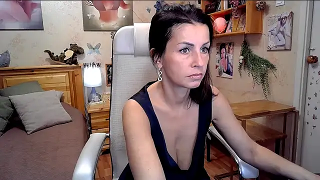 Snapshot of Kendra_Mom chatting on 10-24-25, 07:49 Kendra Mom online show from 10-24-25, 07:49