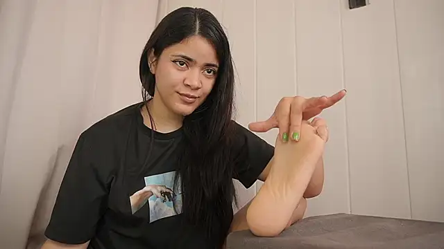 Snapshot of Feetgirl01 chatting on 01-19-25, 01:01 Feetgirl01 online show from 01-19-25, 01:01