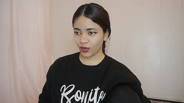 Snapshot of Feetgirl01 chatting on 02-27-25, 05:15 Feetgirl01 online show from 02-27-25, 05:15