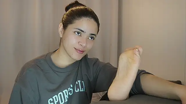 Snapshot of Feetgirl01 chatting on 03-13-25, 05:39 Feetgirl01 online show from 03-13-25, 05:39