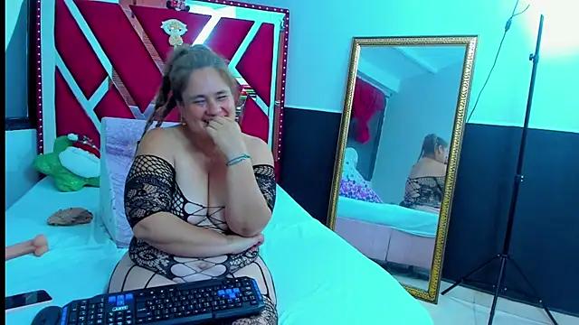 Snapshot of AnyelaGitanaMature chatting on 12-26-24, 09:44 AnyelaGitanaMature online show from 12-26-24, 09:44