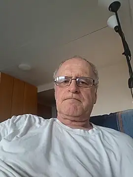 Snapshot of Milkasahne64 chatting on 10-10-25, 08:57 Milkasahne64 online show from 10-10-25, 08:57