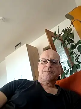 Snapshot of Milkasahne64 chatting on 10-18-25, 08:37 Milkasahne64 online show from 10-18-25, 08:37