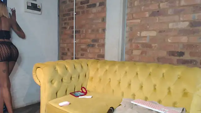 Snapshot of Kylie_Hairy_Bbc chatting on 09-18-25, 02:52 Kylie Hairy Bbc online show from 09-18-25, 02:52