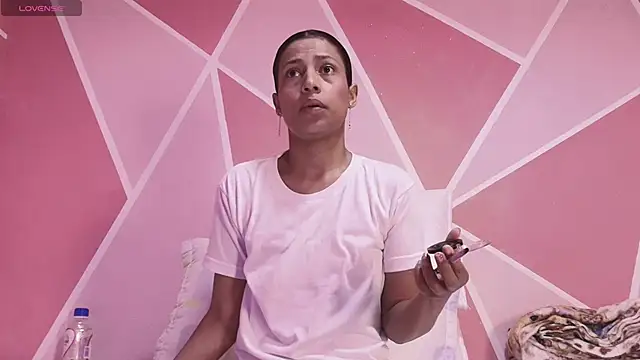 Snapshot of sara_linares chatting on 12-03-25, 05:48 sara linares online show from 12-03-25, 05:48