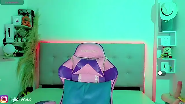 Kylie brokee online show from 04-15-26, 09:04