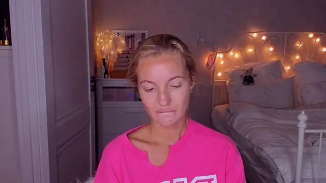 Snapshot of aestetick chatting on 10-06-25, 06:27 aestetick online show from 10-06-25, 06:27