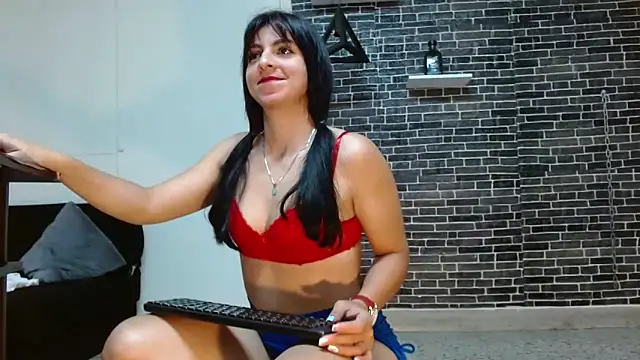 Snapshot of PaulinaRubio_ chatting on 12-27-24, 03:59 PaulinaRubio online show from 12-27-24, 03:59