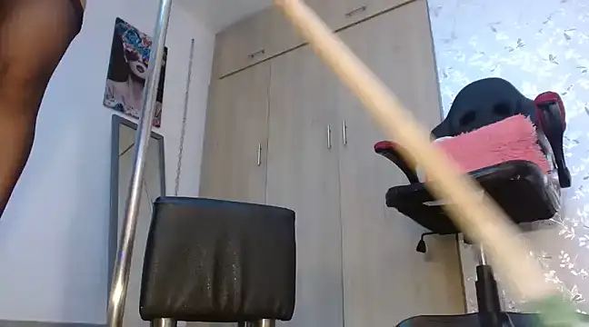 Snapshot of PaulinaRubio_ chatting on 01-06-25, 10:15 PaulinaRubio online show from 01-06-25, 10:15