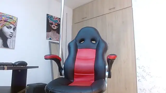 Snapshot of PaulinaRubio_ chatting on 01-07-25, 10:19 PaulinaRubio online show from 01-07-25, 10:19