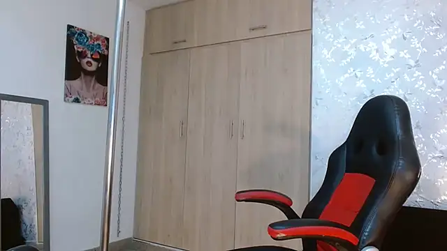 Snapshot of PaulinaRubio_ chatting on 03-06-25, 10:15 PaulinaRubio online show from 03-06-25, 10:15