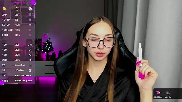 Snapshot of Sm0ly chatting on 12-17-24, 02:33 Sm0ly online show from 12-17-24, 02:33