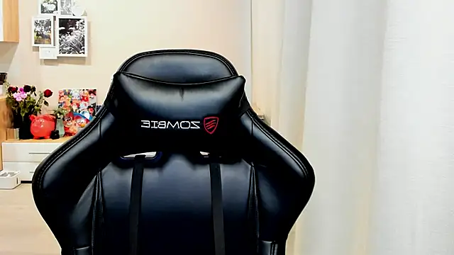 Snapshot of Sm0ly chatting on 10-17-25, 02:37 Sm0ly online show from 10-17-25, 02:37