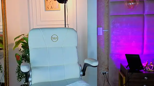 Snapshot of AlessiaLondon chatting on 07-20-26, 10:07 AlessiaLondon online show from 07-20-26, 10:07