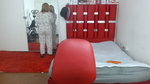 Snapshot of krystal_thomson chatting on 10-14-25, 04:08 krystal thomson online show from 10-14-25, 04:08