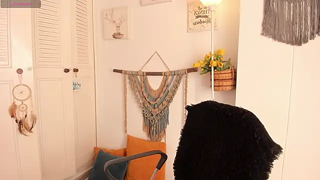 Snapshot of anaruiz_ chatting on 11-18-25, 09:19 anaruiz online show from 11-18-25, 09:19