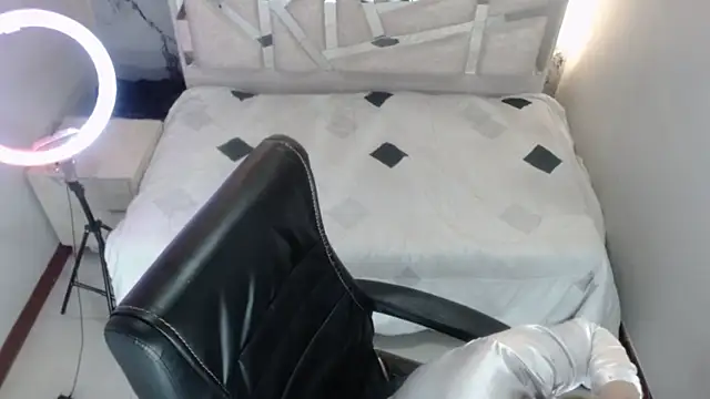 Snapshot of Salome_Milf202 chatting on 12-21-25, 03:46 Salome Milf202 online show from 12-21-25, 03:46