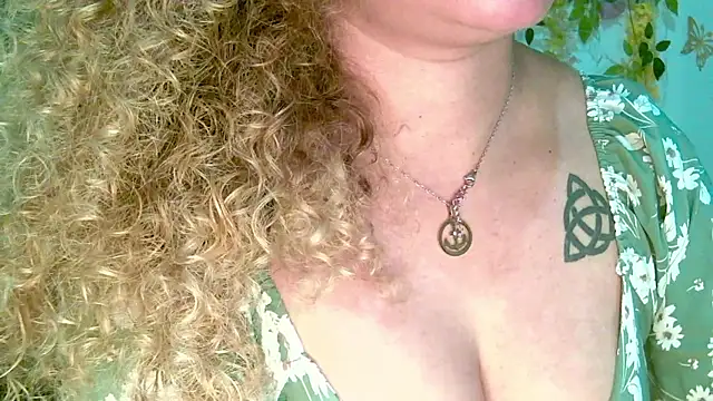 Snapshot of Crysrus chatting on 04-25-26, 12:02 Crysrus online show from 04-25-26, 12:02