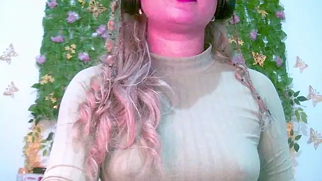 Snapshot of Crysrus chatting on 05-11-26, 12:38 Crysrus online show from 05-11-26, 12:38