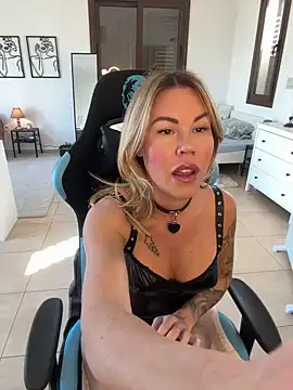 Snapshot of Lara_Bergmann chatting on 12-18-24, 10:30 Lara Bergmann online show from 12-18-24, 10:30