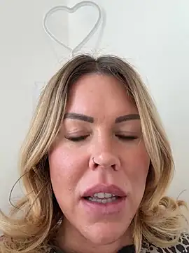 Snapshot of Lara_Bergmann chatting on 03-02-25, 08:27 Lara Bergmann online show from 03-02-25, 08:27