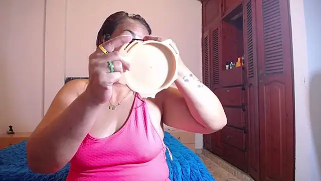 Snapshot of sofiamature01 chatting on 09-28-25, 06:46 sofiamature01 online show from 09-28-25, 06:46