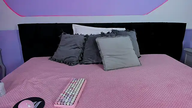 Julieta Cortes   online show from 12-01-25, 11:59