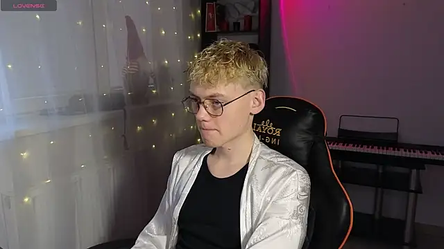 Keytaro online show from 03-18-25, 03:10