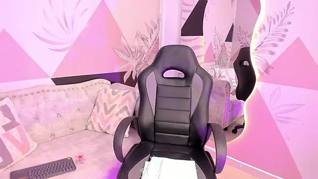 Snapshot of Isa_little4u chatting on 03-11-25, 10:51 Isa little4u online show from 03-11-25, 10:51