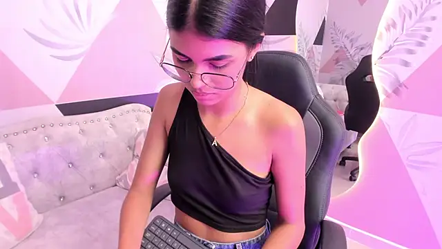 Snapshot of Isa_little4u chatting on 03-11-25, 04:29 Isa little4u online show from 03-11-25, 04:29