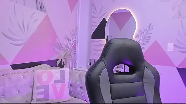 Snapshot of Isa_little4u chatting on 03-18-25, 10:36 Isa little4u online show from 03-18-25, 10:36