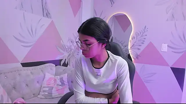 Snapshot of Isa_little4u chatting on 03-18-25, 01:53 Isa little4u online show from 03-18-25, 01:53