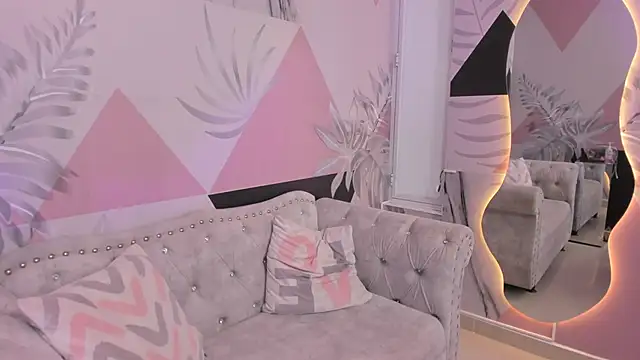 Snapshot of Isa_little4u chatting on 03-20-25, 01:37 Isa little4u online show from 03-20-25, 01:37