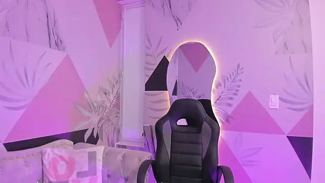 Snapshot of Isa_little4u chatting on 03-21-25, 01:23 Isa little4u online show from 03-21-25, 01:23