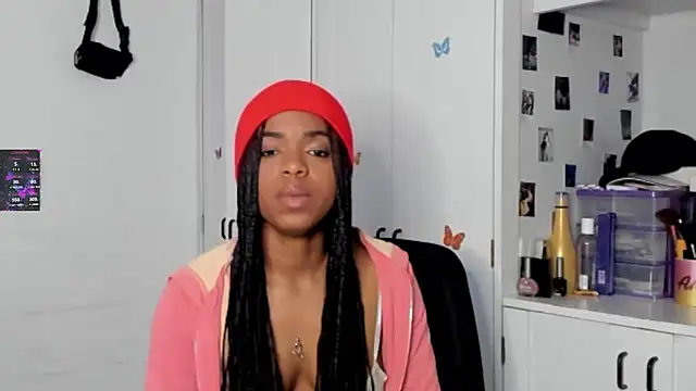 Snapshot of Marce_22 chatting on 02-19-25, 04:34 Marce 22 online show from 02-19-25, 04:34