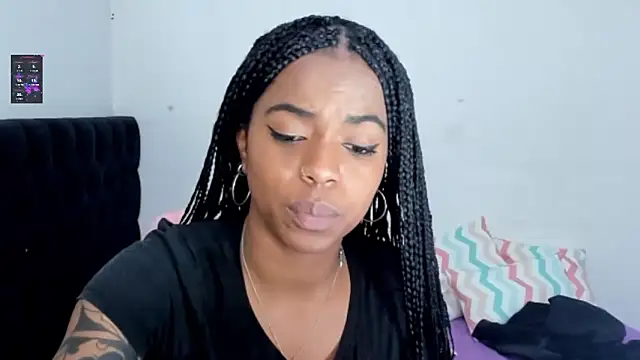 Snapshot of Marce_22 chatting on 02-25-25, 04:14 Marce 22 online show from 02-25-25, 04:14