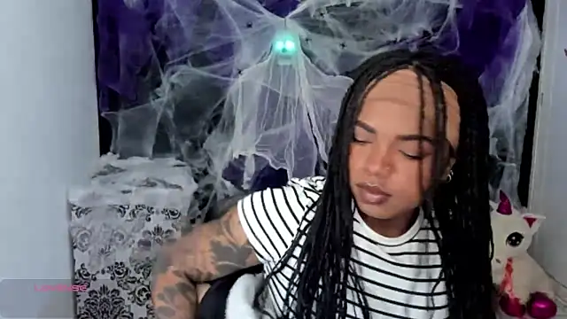 Snapshot of Marce_22 chatting on 10-08-25, 01:25 Marce 22 online show from 10-08-25, 01:25