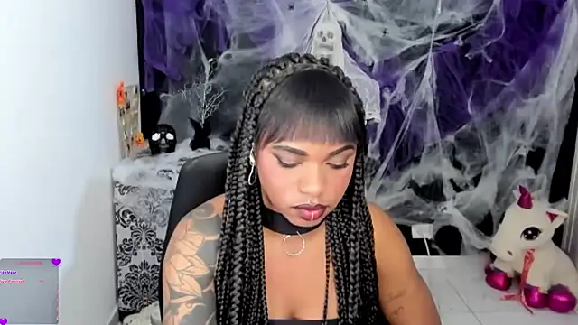 Snapshot of Marce_22 chatting on 10-31-25, 04:57 Marce 22 online show from 10-31-25, 04:57